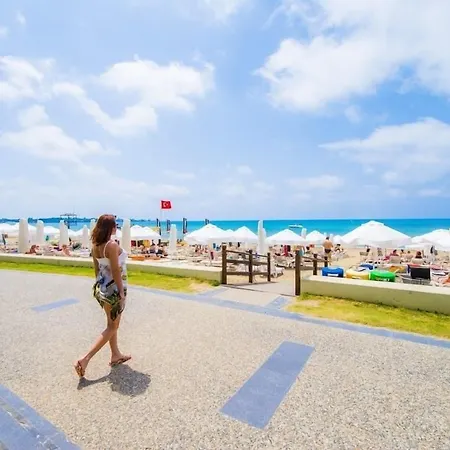 Sandy Hotel *